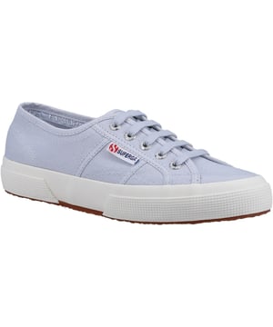 Voor altijd iconisch, voor altijd nieuw. De Superga 2750 sneakers zijn een Italiaans stijlkenmerk en een authentiek designstuk. Een blijvende modefavoriet seizoen na seizoen.