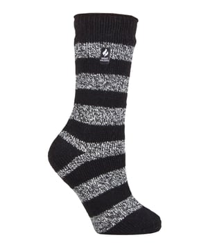 Halten Sie Ihre Füße warm und kuschelig in diesen Ladies Twist Socks von Heat Holders. Hüllen Sie Ihre Füße in diese flauschigen, mit Fleece gefütterten Thermosocken, die Sie jeden Tag tragen können, egal ob Sie zu Hause oder im Büro arbeiten! Diese Socken haben nicht nur eine hohe Tog-Einstufung von 2,3, sondern sie sind auch wissenschaftlich erwiesen die wärmsten Socken auf dem Markt, da sie mit einer in Großbritannien patentierten Stricktechnologie hergestellt werden. Das offizielle Heat Holders Yarn, ein in Japan entwickeltes Thermogarn, sorgt für eine leistungsstarke Isolierung gegen Kälte und bietet eine hervorragende Feuchtigkeitsableitung und Weichheit. Sie wurden außerdem mit einem UK PATENTED langen, geschlungenen Kissenflor gestrickt, der die warme Luft nahe an der Haut hält. Das fachmännische Bürstverfahren von Heat Holders maximiert die Menge an warmer Luft, die in jeder Socke gehalten wird, und sorgt so für unschlagbare Wärme. Schützen Sie Ihre Füße vor der Kälte mit diesen dicken thermischen Damen-Twist-Socken. Erhältlich in einer Reihe von Farben und Designs, gibt es einen Stil für die modischen Bedürfnisse einer jeden Frau! Die leuchtenden Farben dieser Socken zaubern ein Lächeln auf das Gesicht jeder Frau, egal ob Sie einen geliebten Menschen oder sich selbst beschenken möchten! Wählen Sie zwischen Berry, Pink, Schwarz oder Lila, Navy und mehr! Wärmen Sie Ihre frostigen Zehen mit diesen niedlichen, flauschigen Socken mit Thermoschicht. Diese Socken sind in den Damengrößen 4-8 UK, 37-42 EU, 5-9 US erhältlich.