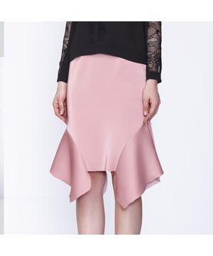 Dankzij zijn vloeiende satijnen stof biedt deze rok een zeer elegante lijn en een comfortabele slijtage. In de taille wordt het enigszins verbreedt van de heupen en vervolgens flares dankzij ruches. Kan worden gecombineerd met elke vorm van blouses, shirts, tops en is geschikt voor zowel dag als avond.
 
 Productdetails :
 Vorm: uitlooplopen - Tulp
 Lengte: 55 cm
 Onzichtbare rugzip