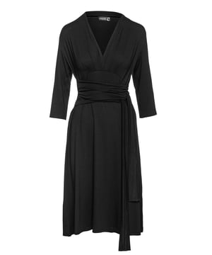 Vestido negro en tejido de jersey elástico, viscosa-elastano. Mangas 3/4 con un escote en V profundo con pliegues a la izquierda y a la derecha. Detalle de costura debajo del busto con pliegues en la parte inferior. Cinturón en el mismo tejido sujeto a los lados. Línea del imperio con una silueta en línea A. Longitud a la rodilla. Medidas para la talla 36 (en cm): Hombro - 35; Pecho - 38; Cintura - 38; Cadera - 68; Longitud del cuerpo - 106. 92% viscosa - 8% elastano.