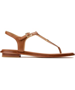 Ga de feestdagen in en laat de Michael Kors Mallory teensandaal zien, met een voortreffelijk ontwerp van zacht leer gecombineerd met een slanke rubberen zool en een prachtige, subtiele blokhak. Het delicate, verstelbare enkelbandje zorgt voor een perfecte pasvorm bij elke stap en de gouden MK-branding voegt een vleugje gouden weelde toe aan elke stap. Neem je luchtige designerstijl mee van warme zomerdagen tot zwoele avonden.