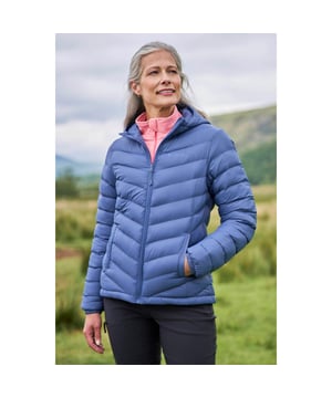 Buitenste materialen: 100% Polyamide. Voering: 100% polyester. Vulling: 100% polyester. Vulling: Microvezel. Ontwerp: Logo. Stof Technologie: DWR Finish, Isotherm, Lichtgewicht, Waterafstotend. Manchet: Elastiek. Halslijn: Kapitein. Mouwtype: Met lange mouwen. Eigenschappen kap: Elastisch. Zakken: 2 Zijzakken. Bevestiging: Volledige ritssluiting. Max. temperatuur: -25°C. 6 VK: 33 in. 8 VK: 34 in. 10 VK: 35 in. 12 VK: 37 in. 14 VK: 39 in. 20 VK: 47 in. 22 VK: 50 in. 24 VK: 52 in. 26 VK: 54 in. 28 VK: 56 in. 18 VK: 44 in. 16 VK: 41 in.