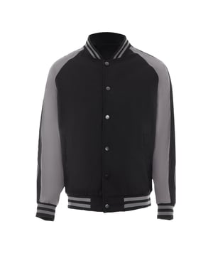 Dit jack heeft een klassieke varsity-stijl en heeft een geribde kraag, versierd met een gestreept patroon en vastgezet met drukknopen. De lange mouwen hebben een contrasterend ontwerp op de schouders en bovenarmen, aangevuld met geribde en gestreepte manchetten die passen bij de kraag. Paspelzakken op heuphoogte zorgen voor functionaliteit, terwijl de geribde zoom naadloos overgaat in de algehele sportieve look die doet denken aan Amerikaanse universiteitsmode.  Jas