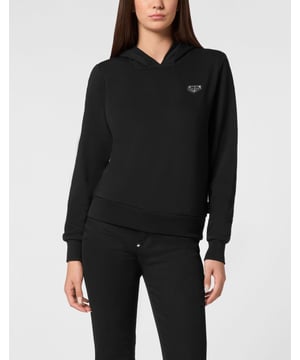 Eleva Tu Estilo Casual con Nuestro Hoodie Elegante  Este hoodie elegante es una adición esencial para tu guardarropa casual. Confeccionado en 100% algodón, combina confort con un toque de audacia, haciéndolo perfecto para cualquier ocasión.    Fresco y Audaz: Cuenta con un parche negro en el pecho que añade un toque único y audaz, distinguiéndolo de los demás.   Confort y Calidez: Fabricado con mangas largas y material 100% algodón para asegurar confort y calidez, ideal para el uso diario.   Toque de Lujo: El icónico logo de Plein en el pecho realza el hoodie con un toque de lujo y sofisticación.   Estilo Versátil: Esta pieza versátil puede vestirse de forma elegante o casual, perfecta para hacer recados o salir con amigos.   Moda y Funcionalidad: Te mantiene viendo y sintiendo genial, ya sea que estés de paseo o relajándote en casa.  Este hoodie está diseñado para ser un elemento básico en tu colección casual, ofreciendo tanto estilo como practicidad para adaptarse a tu estilo de vida.