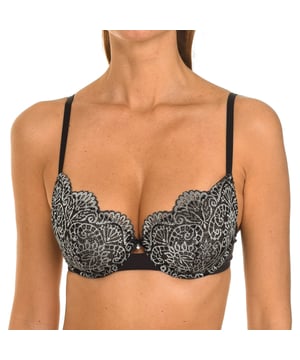Push-up-BH.
 Körbchen mit Spitzenabschluss auf der Oberseite.
 Elastische und verstellbare Träger.
 Vorgeformte und gepolsterte Cups.
 Perfekt für den täglichen Gebrauch, da er einen moderaten Verstärkungseffekt bietet.
 Elastische Seiten.
 Rückenverschluss mit dreifachem Haken.
 Nähte in Ton gehalten.
 Zusammensetzung: 54% Polyamid, 35% Polyester, 11% Elasthan
 Pflege:
-Handwäsche.
 - Kein Bleichmittel verwenden.
 - Nicht in den Trockner geben.
 - Nicht bügeln.