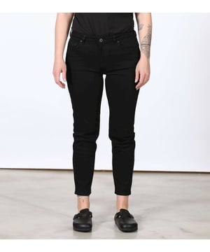 Especificaciones: Vaqueros de cintura alta, con bigotes para un look desgastado, confeccionados con una parte interior de la pierna un poco más corta Corte: Slim-fit La modelo lleva la talla: 28 Altura del modelo: 170 cm