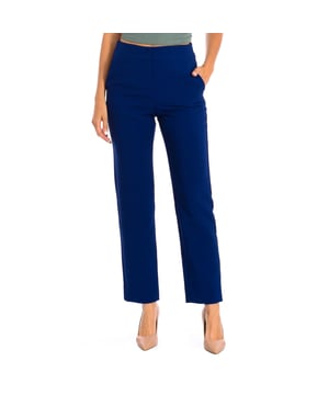 Emporio Armani-Hose.
 Farbe blau
 Es ist ideal für mehrere Kombinationen und verschiedene Anlässe.
 Hauptreißverschluss und Hakenverschluss.
 Zwei offene Taschen auf der Vorderseite.
 Eine geschlossene Tasche auf der Rückseite.
 Nähte im Ton sichtbar.

 Zusammensetzung: 100 % Polyester.

 -Benutzen Sie keine Waschmaschine.
 -Verwenden Sie keinen Trockner.
 -Benutzen Sie keine Bleiche.
 -Bügeltemperatur max. 110º.
 Komposition: 100% Polyester.
 Pflege:
-Benutzen Sie keine Waschmaschine.
 -Verwenden Sie keinen Trockner.
 -Verwendet kein Bleichmittel.
 - Maximale Bügeltemperatur 110 °C.