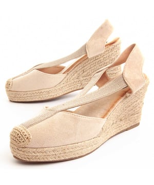 Esparto-Grass Wedge für Damen. Bequemer Sitz. Gepolsterte Einlegesohle. Rutschfeste Sohle. Verstärkte Nähte. Von anderen Marken für unsere Marke hergestellt. Ungefährer Maß: 8 cm Keil und 2 cm Plateau.