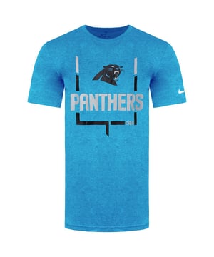 Het Nike NFL Carolina Panthers Legend Goal Post Men's Blue T-shirt is de perfecte keuze voor toegewijde Panthers fans die trots hun trouw aan het team willen laten zien. Dit T-shirt heeft een officiële licentie van de NFL en combineert stijl, comfort en teamtrots in één kledingstuk. Of je nu in het Bank of America Stadium bent, thuis naar de wedstrijd kijkt of gewoon je dagelijkse bezigheden doet, dit T-shirt is een veelzijdige en modieuze manier om je liefde voor de Panthers te uiten.

Belangrijkste kenmerken:

 Officieel gelicentieerd:  Dit t-shirt is officieel gelicenseerd door de NFL, waardoor de authenticiteit en naleving van de competitienormen gegarandeerd is.

 Team afbeeldingen:  De teamgraphics en logo's van de Carolina Panthers staan prominent op de voorkant van het shirt en vertegenwoordigen je team met trots.

 Comfortabele stof:  Gemaakt van zachte en ademende stof, biedt dit t-shirt comfort en draaggemak, waardoor het geschikt is voor verschillende weersomstandigheden.

 Klassieke ronde hals:  Het shirt heeft een klassiek crew neck ontwerp voor een tijdloze en veelzijdige look.

 Atletische pasvorm:  Het t-shirt heeft een atletische pasvorm en ziet er modern en stijlvol uit.

 Veelzijdige stijl:  Of je nu in het stadion bent, de wedstrijd bekijkt met vrienden of gewoon je dagelijkse bezigheden doet, dit T-shirt past bij verschillende outfits en is een veelzijdige keuze voor elke gelegenheid.

 Geweldig cadeau: Dit t-shirt is een uitstekend cadeau voor mede-Panthers fans of een perfecte aanvulling voor je eigen gameday garderobe.

 Beschikbaar in verschillende maten:  Het is verkrijgbaar in verschillende maten voor verschillende lichaamstypes en zorgt voor een comfortabele en persoonlijke pasvorm voor fans van alle maten.

Met het Nike NFL Carolina Panthers Legend Goal Post Men's Blue T-shirt kun je trots en comfortabel je loyaliteit aan de Panthers laten zien. Of je nu juicht vanaf de tribune in het Bank of America Stadium, thuis toekijkt of het gewoon draagt als symbool van je steun, dit T-shirt is een uitstekende keuze voor elke toegewijde Carolina Panthers fan.