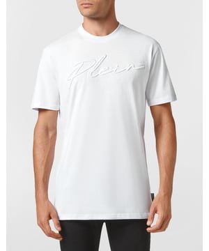 Katoenen T-shirt van jersey met de Plein-handtekening op de voorkant. Een nieuw leren label is op het juk genaaid. Omgeslagen manchetten. Stiksels met twee naalden.