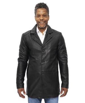 Diese Jacke ist vom legendären Crombie-Mantel inspiriert und behält seine elegante Qualität mit einem klaren Aussehen und einer verlängerten ¾-Länge bei. Wir behalten den minimalistischen Reiz dieser Jacke bei, indem wir die vorderen Merkmale auf den breiten Kragen und zwei dezente Taschen an der Taillenseite beschränken. Für zusätzliche Staumöglichkeiten sorgen zwei im Jackenfutter integrierte Innenfächer. Dies ist eine großartige Option, wenn Sie nach einem stilvollen Jackendesign suchen, das bei kälterem Wetter und für Anlässe getragen werden kann, bei denen Sie möglicherweise einen eleganten Look beibehalten müssen. • Hergestellt aus echtem Rindsleder. • Entworfen als Neuinterpretation des Crombie-Modells mit längerer Länge. • Verfügt über ein breites Revers und Taschen an der Taille. • Hochwertiges Polyesterfutter mit zwei integrierten Staufächern
