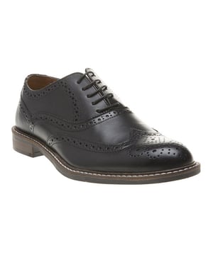Mejora tu atuendo de oficina con los zapatos Red Tape Cardew para hombre. La parte superior de cuero negro liso está rematada con los tradicionales detalles brogue y se completa con una plantilla acolchada para mayor comodidad.
