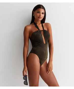 Met een open rug, geknoopte voorkant en uitsparing, en een halterband, is onze nieuwe sensationele Twisted Halter Badmode in Zwart en Goud Lurex perfect om de hele nacht te stralen! Het is de ideale statement badmode om in je garderobe te hebben, omdat het je overal naartoe kan brengen, inclusief feesten, festivals, dinerafspraken en meer.