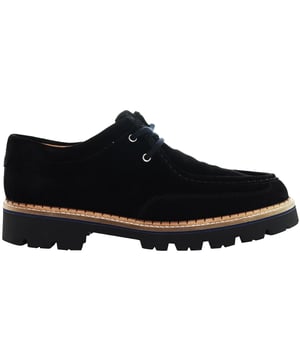 Stap in tijdloze verfijning met de Ted Baker Clerdd Moccasin herenschoenen, waar traditioneel vakmanschap samenkomt met modern design.

Belangrijkste kenmerken:

 Mocassin-ontwerp:  De Clerdd schoenen hebben een klassiek mocassin ontwerp, gekenmerkt door een gestikte neus en een comfortabele slip-on stijl. Ted Baker's interpretatie voegt er een eigentijdse draai aan toe en zorgt voor een perfecte mix van erfgoed en fashion-forward esthetiek.

 Kwaliteit lederen constructie:   Deze mocassin schoenen zijn gemaakt van eersteklas leer en beloven duurzaamheid, een verfijnde afwerking en een comfortabel gevoel. Ted Baker's toewijding aan kwaliteitsmaterialen zorgt ervoor dat deze schoenen niet alleen stijlvol zijn, maar ook gemaakt om lang mee te gaan.

 Comfortabele Binnenzool:   De schoenen hebben een comfortabele binnenzool die ondersteuning biedt bij langdurig dragen. Of je nu op kantoor bent of uit voor een casual wandeling, de Clerdd mocassin schoenen geven prioriteit aan comfort zonder stijl op te offeren.

 Veelzijdige kleuropties:   Of het nu in klassiek zwart, rijk bruin of andere tijdloze tinten is, de Clerdd mocassin schoenen bieden veelzijdigheid om verschillende outfits aan te vullen. Ted Baker's aandacht voor kleur zorgt ervoor dat deze schoenen zowel on-trend als aanpasbaar zijn.

 Stevige zool voor tractie:   De schoenen zijn voorzien van een stevige zool die tractie en ondersteuning biedt. De zorgvuldig vervaardigde zool zorgt voor een zelfverzekerde en veilige stap, waardoor ze geschikt zijn voor verschillende gelegenheden.

 Moeiteloze stijl:   De slip-on stijl van het mocassin ontwerp zorgt voor een moeiteloze stijl. Combineer deze schoenen met een getailleerde broek voor een gepolijste kantoorlook of met een jeans voor een meer ontspannen maar verfijnd ensemble.

Stap in een wereld van klassieke elegantie en eigentijdse stijl met de Ted Baker Clerdd herenschoenen - waar vakmanschap en mode elkaar ontmoeten in elke stap.