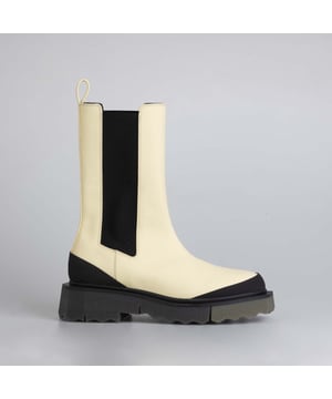 Off White Calf Sponge Chelsea Boots voor dames in crème.- Elastische boorden.- Leren achterkant.- Ronde toeline.- Vierkante hak.- Rubberen zool met schoenplaat.- Ref: OWID0180020456