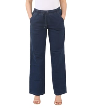 MYT Dames Elastische Hoge Taille Wijde Benen Jeans, Deze Pull-on Jeans Zijn Gemaakt Met Rekbare Stof Zorgt Voor Een Perfecte Pasvorm Voor Alle Lichaamstypes. - - . Het Pull-on ontwerp zorgt voor gemakkelijk dragen en combineert zowel stijl als functionaliteit. - - . Het wijde pijp silhouet creëert een chique, ontspannen vibe terwijl het je benen verlengt voor een gebalanceerd, symmetrisch uiterlijk. - - . Deze jeans met hoge taille voor dames straalt tijdloze charme uit en biedt een mix van casual verfijning en moderne veelzijdigheid. - - . Deze wijde Baggy Jeans zijn ontworpen om de hele dag comfortabel te zitten en bieden onbeperkte bewegingsvrijheid. - - . Functionele voor- en achterzakken maken het opbergen van essentiële dingen zoals je telefoon of portemonnee net zo praktisch als stijlvol.