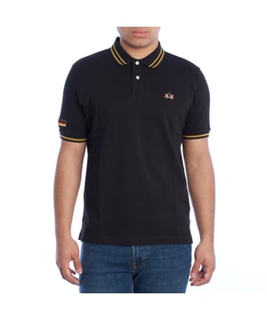 Polo de hombre manga corta de La Martina.

Un diseño elegante y distintivo define este polo manga corta de La Martina, perfecto para hombres que buscan una prenda con detalles únicos y acabados de alta calidad. 

Detalles:

- Confeccionado en tejido de piqué suave y transpirable, ofrece comodidad durante todo el día.
- Cuello tipo polo con rayas en contraste con cierre de dos botones.
- Bordado del logotipo de La Martina en el pecho.
- Detalle bandera bordada en la manga.
- Puños decorados con rayas en contraste que refuerzan el estilo deportivo y elegante.
- Corte regular fit, diseñado para un ajuste cómodo y favorecedor.

Este polo de hombre de La Martina combina un diseño clásico con detalles modernos, destacando por su calidad y estilo único. Una prenda versátil y sofisticada, perfecta para lucir en eventos casuales o momentos de relajación con un toque distintivo.
 Composición: 100% Algodón
 Cuidados:
- Lavar máximo a 30°C en ciclo delicado.
- No usar lejía ni blanqueadores.
- Planchar a baja temperatura, evitando los bordados para no dañarlos.
- No usar secadora.