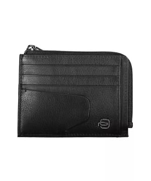 Cartera de cuero negro.
  Tarjetero con espacios dobles formados por tarjetas.
  1 bolsillo central para una organizacion adicional.
  Bloqueador RFID para mayor seguridad.
  Detalles en contraste para un look sofisticado.
  Logotipo para una marca sutil.
  C.