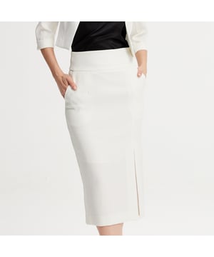 Zeitloser Schnitt mit hoher Taille, die durch einen breiten Gürtel betont wird. Schlitz vorne links und Seitentaschen. Ein attraktives und elegantes Kleidungsstück für das Büro, das mit einem Caraco, einem Blazer oder unserer "Minimalist crop jacket" kombiniert werden kann.
Details zum Produkt
- Form: gerade
- Länge: 79 cm
