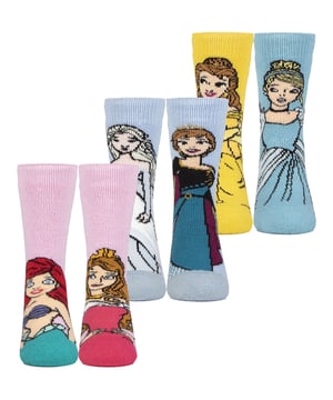 Wenn Sie nach einem Geschenk suchen, das sowohl praktisch als auch lustig ist, dann sind Sie bei diesen Socken für Mädchen von Disney Princess Heat Holders genau richtig! Sie sind nicht nur perfekt, um Ihre kleinen Prinzessinnen in den kälteren Monaten warm zu halten, sondern bieten auch ein lizenziertes Disney Princess Design mit zwei Figuren pro Paar. Die Socken sind weich und dick, mit einem Heatweaver-Futter, das die Wärme speichert und die Füße den ganzen Tag über warm hält. Die Auswahl ist groß, denn es gibt 3 Paare pro Packung mit jeweils 2 Disney-Charakteren pro Paar, darunter: Ariel & Dornröschen, Belle & Cinderella und Elsa & Anna aus Frozen! Sie sind dick, klobig und mit einem Tog-Wert von 2,34 mehr als 7x wärmer als einfache Baumwollsocken (0,33 Tog)! Das liegt daran, dass sie aus einem speziell entwickelten Thermogarn hergestellt wurden, das eine leistungsstarke Isolierung gegen Kälte bietet. Darüber hinaus erzeugen die Heat Holders Loops einen einzigartigen Polsterungsflor, der noch mehr warme Luft einschließt. Diese extremen Socken werden von einem Experten gebürstet, wodurch die Innenseite nicht nur sensationell weich ist, sondern auch dazu beiträgt, die Menge an warmer Luft zu maximieren, die in jeder Socke gehalten wird, um absolute Wärme und ganztägigen Komfort zu gewährleisten. Diese Socken werden in einem 3er-Pack mit 2 Figuren pro Paar geliefert und bestehen aus: 91% Acryl, 5% Nylon, 3% Polyester, 1% Elastan. Sie sind in 2 Kindergrößen erhältlich: 9-12 UK & 12,5-3,5 UK und sind maschinenwaschbar.