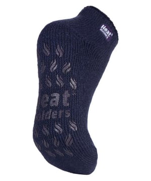 Dieselbe Wärme und derselbe Komfort wie bei den originalen Heat Holders® Crew-Socken, aber in einer kürzeren Knöchellänge! Mit rutschfesten Grippern an der Unterseite für bessere Traktion auf Holz- oder Fliesenböden in Innenräumen. Halten Sie Ihre Füße auch an den kältesten Tagen warm und ziehen Sie dieses Paar einfarbiger, knöchellanger Heat Holders® für Damen an, die wärmste Thermosocke. Die Heat Holders® sind dick, klobig und mit einer massiven Tog-Einstufung von 2,34 aus einem speziell entwickelten schweren Garn hergestellt, das extreme Wärmeeigenschaften aufweist. Mit ihrer langflorigen Polsterung tragen diese Thermosocken dazu bei, dass sich die Füße rundum wohlfühlen und unterstützt werden. Die Innenseite jeder Socke ist intensiv gebürstet, was sich nicht nur sensationell weich anfühlt, sondern auch die warme Luft nahe an der Haut einschließt und die Füße länger warm hält. Die Wärmehalter sind nicht bindend. Sie sind diabetikerfreundlich und bieten Linderung bei kalten Füßen aufgrund von Durchblutungsstörungen. Die Größen sind 4-8 uk, 5-9 us und 37-42 eur.