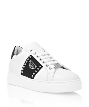 Setzen Sie ein mutiges Statement mit diesen eleganten Ledersneakern, die moderne Eleganz mit luxuriösen Details kombinieren und jedes Freizeitoutfit aufwerten.    Gefertigt aus Premium-Leder für eine glatte und langlebige Oberfläche.   Verziert mit Metallnieten für einen Hauch von urbanem Flair.   Bequeme gepolsterte Sohle ideal für den ganzen Tag tragen.   Unterschrift Logo Detaillierung fügt eine raffinierte, gebrandmarkt Note.   Vielseitiger Stil, der sich mühelos mit Jeans, Jogginghosen oder maßgeschneiderten Hosen kombinieren lässt.