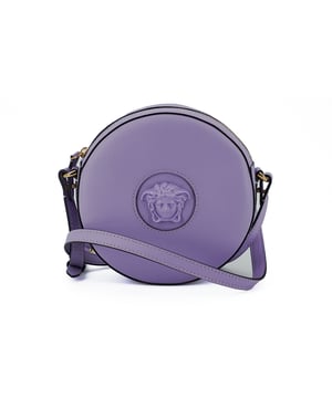 Precioso a estrenar con etiquetas y bolsa guardapolvo.
  Bolso de hombro redondo Versace Disco 100% autentico.
  Color: Purpura.
  Material: Piel de becerro.
  Cierre de cremallera.
  Herrajes con el logotipo de la cabeza de Medusa.
  1 compartimento principa.