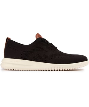 Las zapatillas Cole Haan Grand+ Stitchlite tienen un aspecto elegante y te darán un impulso en tu paso gracias a su parte superior ligera Stitchlite y su tecnología de suela sensible Grand 360. Estos elegantes zapatos negros presentan detalles clásicos característicos y abrazan tus pies con su ajuste similar al de un calcetín y su plantilla cómoda y lujosa. Terminada con la marca Cole Haan, la zapatilla Stitchlite contemporánea la mantiene simple pero elegante. Así que abróchate los cordones, recorre distancias y siente la libertad de una comodidad casi ingrávida con Cole Haan Stitchlite.
