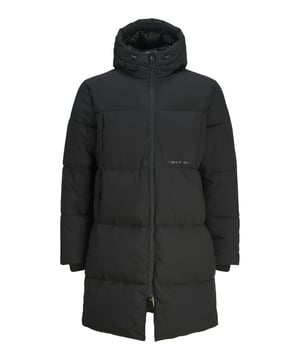 Deze lange gewatteerde jas voor heren biedt de perfecte mix van functionaliteit en stijl. De hoogsluitende capuchon met trekkoord beschermt betrouwbaar tegen weer en wind. Een tweewegritssluiting met kinbeschermer zorgt voor extra comfort en een goede pasvorm. De geribde manchetten houden de warmte binnen de jas, terwijl de zijzakken ruimte bieden voor je benodigdheden. Deze jas is warm gevoerd en winddicht, ideaal voor frisse dagen. Een kleine labelprint voegt een subtiel accent toe en benadrukt het moderne ontwerp. De jas is gemaakt van hoogwaardige materialen en garandeert een hoog draagcomfort. Dit jack is de perfecte metgezel voor een urban look die je zelfs bij wisselvallig weer niet in de steek laat. Functionaliteit ontmoet minimalistische stijl.