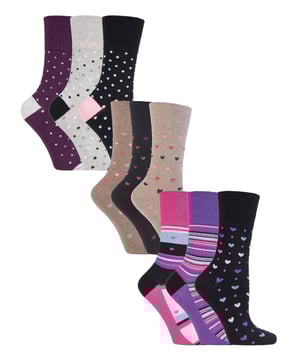 Als je wat plezier en kleur wilt toevoegen aan je garderobe, zoek dan niet verder dan Gentle Grip's 9 paar Voordeelpakket met patroon Sokken. Het pakket bevat 9 paar sokken met een keuze uit ontdooien en grappig patronen zoals katten, honden, bloemen, harten en meer! Deze sokken hebben de Gentle Grip Honeycomb Top die de bloedsomloop waardoor ze extreem comfortabel zijn vooral als je last hebt van problemen met de bloedsomloop, gezwollen benen, enkels en voeten. Ze zijn met zorg ontworpen zodat ze samen meegaan. Deze mooie collectie ontwerpen is net zo goed als ze voelen, gemaakt van zacht en comfortabel katoenrijk garen. Help je voeten geurloos te houden. Alle SockShop Gentle Grip-sokken zijn gemaakt om voor je benen te zorgen, comfortabel gevormd naar hun natuurlijke contouren zonder een van deze vernauwingsringen achter te laten. Met de zachte grip helpen sokken zonder elastiek bovenkantpen die niet vallen tijdens het dragen voorkomt restrictie- en drukhotspots. De tenen met platte naden voor extra absorptie zorgen ervoor dat je voeten de hele dag comfortabel blijven, of je nu de stad in gaat of gewoon lekker thuis ontspant. Dit is een maat voor dames: 37-42 EU, komen in een reeks geweldige patronen en zijn een waardepakket van 9 paar. Ze zijn gemaakt van: 76% katoen, 19% polyester, 3% nylon, 2% elastaan ​​​​en zijn machinewasbaar.