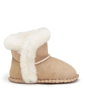 Super cosy double face, natural sheepskin bootie for babies and toddlers with overstitching detail and soft shearling cuff.
 