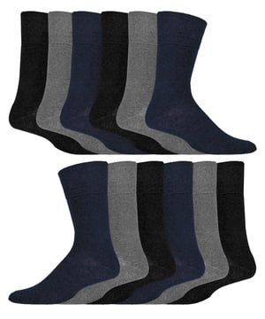 El pack de 12 pares de calcetines para diabéticos de IOMI footnurse es la solución ideal para los diabéticos que necesitan llevar calcetines como parte de su tratamiento. Estos calcetines están diseñados específicamente para ayudar a aliviar los problemas de los que sufren de diabetes. La parte superior HoneyComb se amolda cuidadosamente al contorno natural de la pierna. Esto significa que no se producen molestos anillos de constricción alrededor de los contornos de las piernas, un factor importante cuando se llevan calcetines para ayudar a la diabetes. El tejido liso de punto fino en la pierna y el pie ayuda a evitar la constricción y los puntos de presión. El algodón de tacto suave proporciona un confort natural con el fin de dejar los pies frescos y secos durante todo el día. También incluyen una puntera unida a la mano magníficamente diseñada para unas costuras suaves y cómodas, esenciales para facilitar la comodidad de los diabéticos y evitar las agujetas. Los calcetines para diabéticos IOMI están disponibles en 5 colores: Negro, Beige, Azul, Blanco y Negro/Azul Marino/Gris y están hechos de: 77% algodón, 19% poliéster, 3% nylon, 1% elastano. Están disponibles en tallas para hombre: 6-11 UK & 12-14 UK y se pueden lavar a máquina a 40 grados.
