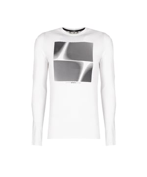 Esta camiseta clásica se distingue por su elegancia informal, y su corte simple garantiza una apariencia atemporal y comodidad para el uso diario.

Terminada con un elegante escote C-neck, que añade carácter a cualquier conjunto y resalta hermosamente la línea del cuello.

Hazte notar gracias al estampado original en el frente, que atrae miradas y le da a la camiseta un carácter único.

En la nuca, el nombre de la marca impreso testimonia la autenticidad del producto y sutilmente señala tu pertenencia al círculo de conocedores de la marca.

Fabricada con tela de alta calidad que proporciona confort durante todo el día y garantiza durabilidad, incluso después de múltiples lavados.
