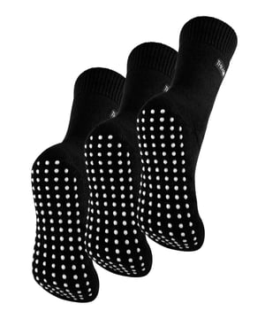 Wenn der Winter Einzug hält, müssen Sie versuchen, sich so warm wie möglich zu halten und die lästigen Heizkosten zu sparen. Diese THMO Slipper Socken, die im 3er-Pack erhältlich sind, sind das ideale Paket, um Wärme und Komfort zu Hause zu maximieren. Die THMO Thermo-Pantoffelsocken wurden aus einem dicken Acrylgarn mit extremen Wärmeeigenschaften hergestellt. Sie sind auf der Innenseite doppelt gebürstet, um die Wärme zu maximieren, indem sie die warme Luft einschließen und sie nahe an den Füßen halten. Durch diese Bürstung wird die Innenseite der Socke auch weicher, was sie zu einer guten Wahl für die Entspannung im Haus macht. Diese Thermosocken fühlen sich auch nahtlos an und haben eine saubere, handgekettelte Fußspitze. Der gerippte Bund am oberen Ende der Socke wurde so gestaltet, dass er sich den natürlichen Konturen Ihrer Beine anpasst. Dieses breite, weiche Oberteil bietet den ganzen Tag über Komfort und verringert die Gefahr, dass sich unangenehme Einschnürungen an Ihren Beinen bilden. Der Fuß der Socke ist mit einem Anti-Rutsch-Griff ausgestattet, um ein Ausrutschen auf harten Holzböden oder Küchenfliesen zu verhindern. Es handelt sich um ein einfaches, aber effektives Punktdesign am Fuß der Socke. Dies ist sehr praktisch, wenn Sie unsere Thermosocken zum Faulenzen im Haus verwenden. Sie werden im 3er-Pack geliefert, was nicht nur ein hervorragendes Preis-Leistungs-Verhältnis bietet, sondern auch bedeutet, dass Sie warme Socken für die kälteren Monate haben werden. Das THMO-Abzeichen ist auch auf die Seite der Socke übertragen Diese THMO Thermo-Pantoffelsocken sind in 3 Farben erhältlich: Schwarz, Lila und Deep Fuchsia, mit weißen gepunkteten Grippern. Sie sind in einer Einheitsgröße Damen 4-8 UK erhältlich. Sie bestehen aus 93% Acryl, 6% Polyamid und 1% Elasthan. Sie sind auch sicher in der Maschine waschbar.