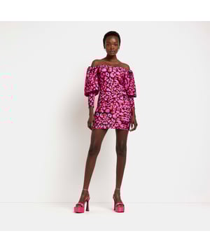 > Brand: River Island> Department: Women> Colour: Blue> Style: Bodycon> Size Type: Regular> Material Composition: 96% Polyester 4% Elastane> Material: Polyester> Pattern: Floral> Occasion: Casual> Season: SS22> Sleeve Length: 3/4 Sleeve> Neckline: Off the Shoulder> Closure: Zip> Dress Length: Short