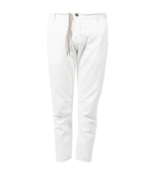 Ajuste entallado
Cintura media
Pantalones de longitud 7/8
Abotonados con botones con logo
Bolsillos insertados en los costados
Dos bolsillos traseros
Costuras pespunteadas en hilo blanco
Patch con el nombre de la marca en la parte trasera
Incluye cinturón para atar
Hechos de denim de alta calidad