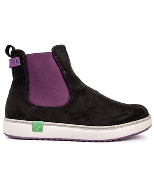 Los zapatos Jana son una celebración de la individualidad y la libertad de ser quien quieres ser. Estas botas Chelsea veganas de color negro cuentan con refuerzos morados. detalle del talón. un texturizado. Suela deportiva y logotipo vegano. Perfecto para cualquier ocasión informal. tus salidas diarias. viajes a la ciudad o un paseo por el parque.