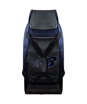 New Balance Heritage Men's Navy Rugzak - een stijlvolle en functionele accessoire ontworpen om uw actieve levensstijl aan te vullen. Gemaakt door New Balance, een merk dat bekend staat om zijn inzet voor kwaliteit en innovatie, deze rugzak combineert erfgoed-geïnspireerde design met moderne functies. Hier zijn de belangrijkste kenmerken die de Heritage Navy Backpack een opvallende keuze te maken:

 Classic Heritage Ontwerp:  De rugzak is voorzien van een klassiek erfgoed design met iconische New Balance branding, het tonen van een tijdloze en veelzijdige stijl die naadloos integreert in verschillende instellingen.

 Duurzame constructie:  Gebouwd met duurzaamheid in het achterhoofd, is de rugzak gemaakt van hoogwaardige materialen om de eisen van het dagelijks gebruik te weerstaan. Versterkte stiksels en stevige ritsen zorgen voor langdurige prestaties.

 Ruim hoofdcompartiment:  Het hoofdvak is ruim bemeten en biedt voldoende ruimte om je essentiële spullen mee te nemen, of je nu naar de sportschool, je werk of een weekendje op avontuur gaat. Er is ruimte voor zaken als een laptop, boeken, trainingsspullen en meer.

 Meerdere vakken voor organisatie:  De rugzak is ontworpen met meerdere vakken, waaronder voor- en zijvakken, zodat je je spullen efficiënt kunt organiseren. Zo kun je gemakkelijk bij je spullen en houd je alles op orde.

 Verstelbare riemen voor comfort:  De rugzak heeft verstelbare schouderbanden, zodat je de pasvorm kunt aanpassen voor comfort tijdens langdurig gebruik. De gewatteerde schouderbanden zorgen voor extra ondersteuning, zodat je je schouders minder belast.
