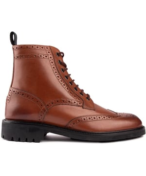 Mejora tu estilo de calzado con las botas de cuero Jakobe de Ted Baker. Confeccionado con cuero de primera calidad. Estas botas cuentan con un cierre de cordones con llamativos ojales de metal que añaden un toque de encanto único y los detalles brogue cortados con láser brindan un toque de estilo clásico. añadiendo un toque sofisticado a tus looks. La lengüeta del talón garantiza un fácil encendido y apagado.