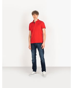 Eenvoudig model
Middelhoge taille (Mid Waist)
Sluit met een rits en merkknoop
Drie zakken aan de voorkant, twee aan de achterkant
Met gebruikt effect
Met merklogopatch op de achterkant
Met doorstiksels in een contrasterende kleur
Extra stiksels langs de broekspijpen
Gemaakt van hoogwaardig denim