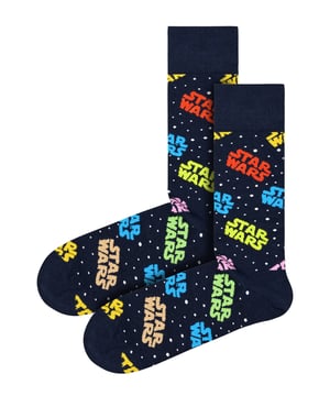 Happy Socks - Calcetines Star Wars™ para hombre y mujer¡La Fuerza es fuerte con estos calcetines! Si estás buscando una forma divertida de expresar tu amor por Star Wars™, no busques más y elige estos calcetines Happy Socks para adulto. Con el clásico logotipo de Star Wars™ por todas partes. Estos calcetines presentan una variedad de logotipos de Star Wars™ en colores atrevidos y divertidos: Rojo, amarillo, rosa, verde, azul y naranja. El suave 86% de algodón peinado los hace lo suficientemente cómodos para llevarlos durante largos periodos de tiempo (como cuando estás viendo todas las películas y series de televisión seguidas). Son lo suficientemente suaves como para llevarlos todo el día sin molestias, y el talón y la puntera reforzados mantendrán su buen aspecto incluso después de varios lavados. Además, los talones reforzados durarán más que un calcetín de algodón normal.Happy Socks es una marca popular que proporciona un calcetín de alta calidad que combina diseños únicos y artesanía. Mikael Söderlindh y Viktor Tell tuvieron la visión de difundir la felicidad convirtiendo un artículo de primera necesidad en una colorida pieza de diseño. Con Concept Stores en todo el mundo, desde Los Ángeles a Tokio, Happy Socks se puede encontrar en más de 10.000 boutiques de moda.Estos calcetines están hechos de 86% algodón, 12% poliamida, 2% elastano y vienen en 2 tamaños: Hombre 6-11 UK y Mujer 4-7 UK. Vienen en negro con coloridos logos de Star Wars y son lavables a máquina.Extra Product DetailsHappy Socks Adult Novelty SocksSoft Combed Cotton1 Pair Per PackReinforced Heel & ToeStar Wars Logo PatternsPerfect For All Star Wars FansA Great Gift IdeaSoft & ComfortableHappy Socks Branded2 Size OptionsMachine Washable