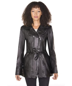 We hebben dit jasje ontworpen met een stijlvolle, eigentijdse look en een slim fit-silhouet, voor een jasje dat prachtig aansluit en chic is. De voorkant van de jas is afgewerkt met een dubbele rij knopen en een verborgen YKK-ritssluiting die doorloopt tot aan de stijlvolle wijdverspreide kraag met inkeping. Een skinny stropdas is geïntroduceerd in de taille en zorgt voor een moderne toevoeging die dit jasje een causale uitstraling geeft. Voor extra functionaliteit zijn er twee subtiele zakken in de taille met een extra Napoleonzak met ritssluiting op het bovenste juk. Verkrijgbaar in drie van onze klassieke premium kleurencombinaties. Dit is een strakke herinterpretatie van de klassieke bikerstijl. • 100% premium ultrazacht nappaleer • Voorzien van een skinny tailleband, twee subtiele taillezakken en een zak in Napoleonstijl • Slim fit ontwerp met verlengde lengte en verborgen YKK-ritssluiting