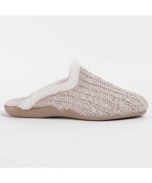 Hecho en España. Zapatilla de casa para mujer. Calce cómodo. Fabricada en materiales veganos. Fabricado por otras marcas para nuestra marca.