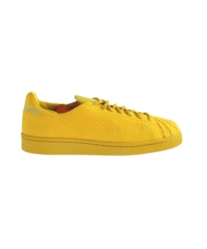 Het jaar van de adidas Superstar is nog niet voorbij als Pharrell Williams je niet zijn unieke kijk op de iconische basketbalsneaker geeft. Dit keer kleedt de multigetalenteerde artiest het retro-juweeltje in een gele Primeknit constructie met geborduurd "Human Race"-schrift op de hiel en "adidas" op de tong. De kenmerkende shell toe is gebreid, terwijl de 3-Stripes zijn weggelaten. De klassieke sneaker is afgewerkt met een opgestikt label, geperforeerde details en touwveters.
