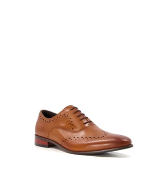 Onze Sign slimme schoenen zijn ontworpen om een langdurige aanvulling te worden op de formele schoenencollectie van elke man. Ze zijn zorgvuldig vervaardigd van soepel premium leer en zijn akcenten met een geperforeerd motief langs de amandelvormige neus.