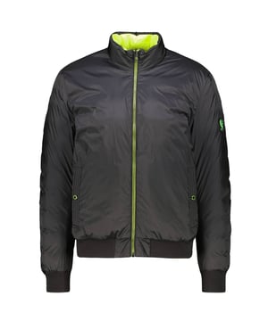 Belstaff Flash Circuit Black Reversible Down Jacket. Erleben Sie das Nonplusultra an Vielseitigkeit und Stil mit der Belstaff Black Jacket. Diese wendbare Daunenjacke bietet sowohl Wärme als auch ein modisches Design, mit dem Sie mühelos von einem lässigen Tageslook zu einem schicken Abendensemble wechseln können. Bleiben Sie gemütlich und sehen Sie umwerfend aus mit dieser unverzichtbaren Jacke! Daunenjacke, Gelb auf dem Reversible, Material: 100% Polyamid, Füllung: 90% weiße Entendaunen, 10% weiße Entenfedern. Markenemblem am linken Ärmel, Leichte, daunengefüllte Jacke, Wendbar mit neonfarbenen Details, Lässt sich in einer Tasche verstauen, Offener Frontreißverschluss, Zwei Seitentaschen mit Druckknopfverschluss, Phoenix-Aufnäher am Ärmel. Beidseitig tragbare Jacke, Reißverschluss, Schwarze Jacke, Gelbe Jacke. Stil: Beidseitig tragbare Flash Circuit Jacke BKNYL