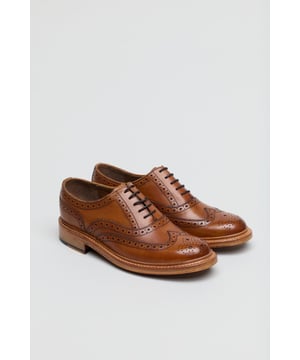 Klassische Brogue-Schuhe aus handpoliertem Leder für einen raffinierten Look. Entworfen mit einem weichen Lederfutter für verbesserten Komfort und Atmungsaktivität. Abgerundet mit einer strapazierfähigen, echten Goodyear-Rahmengenähten Ledersohle für lang anhaltenden Tragekomfort und zeitlosen Stil.