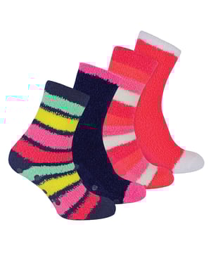 Sock Snob DamesPluizig Cozy Sokken zijn de perfecte keuze voor diegenen die wat extra warmte en comfort in hun leven nodig hebben. Deze luxueus zachte, dikke en pluizige bedsokken houden je voeten behaaglijk thuis, hoe koud het buiten ook is. Deze zachte en pluizige bedsokken zijn geweldig om je voeten de hele wintermaanden warm te houden. antislipgrippers op de zool van de sok om uitglijden en vallen op harde houten oppervlakken te voorkomen, voor extra grip. Dik en super warm, deze sokken zijn perfect voor koud weer. Ze zijn ontworpen met dikkere stof om ervoor te zorgen dat ze lang meegaan en duurzaam genoeg zijn om herhaaldelijk gebruik te weerstaan. Trek ze aan na een lange dag en breng een avond ontspannen thuis door. Deze sokken zijn verkrijgbaar in 4 verschillende patrooncombinaties, zodat je het perfecte paar voor jou kunt kiezen: dierenprint, geruit of 2 soorten gestreepte patronen. Ze zouden zelfs een geweldig cadeau zijn voor de vrouw in je leven om ze extra comfort en warmte te geven. Deze damessokken worden geleverd in 4 paar per verpakking en zijn verkrijgbaar in 4 patroonopties. Ze zijn gemaakt van: 98% polyester en 2% elastaan, zijn één maat voor dames: 37-42 EU en zijn volledig machinewasbaar.