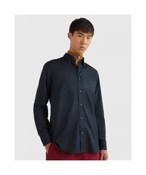 Innovatie en stijl gaan hand in hand in onze TH Flex-collectie, met veelzijdige basisstukken gemaakt van geavanceerde stoffen voor optimaal comfort. Dit smart-casual shirt, gemaakt van biologisch katoen en innovatieve Tommy Hilfiger Flex-technologie, biedt de ideale mix van comfort en stijl.

&nbsp;

Hoogtepunten
• Pure katoenen poplin
• Flex-technologie
• Button-down kraag
• Kappen met twee knopen
• Tommy Hilfiger branding
• Tommy Hilfiger vlagborduring op de borst

&nbsp;

Samenstelling & verzorging
• 50% biologisch katoen, 50% katoen

&nbsp;

Stijl
MW0MW25035