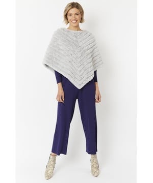 Please note all One-Size Jayley products comfortably fit sizes 8-14. A superb faux fur poncho. A great piece to wear everyday over jeans or on cooler days for added warmth.
